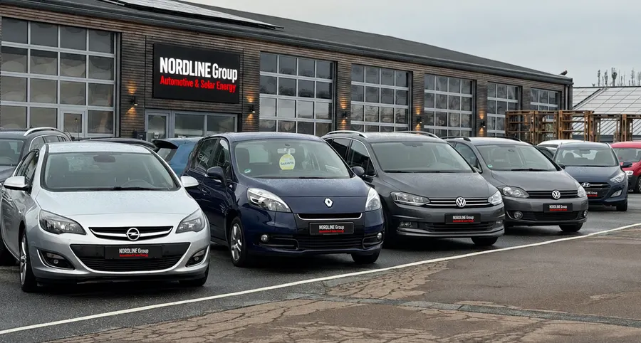 Vehicule în fața unei clădiri cu însemnele NORDLINE Group