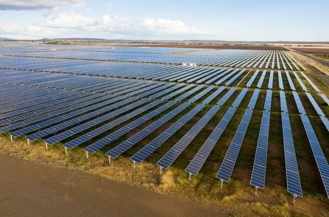 Rânduri de panouri într-un parc fotovoltaic